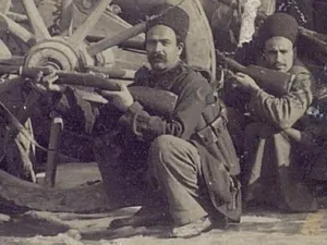 عکس یادگاری سربازان توپخانه در دوران قاجار