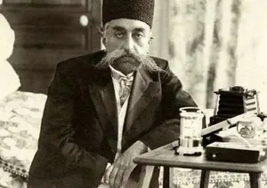 مظفرالدین شاه قاجار پشت پنجرۀ هتل اینترناسیونال در فرانسه؛ 124 سال قبل (عکس)