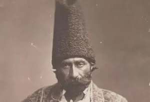 عکس آتلیه‌ای سفیر ایران در فرانسه در زمان ناصرالدین شاه