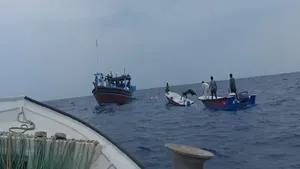 غرق شدن بیش از ۱۰ لنج ماهیگیری در طوفان چابهار (فیلم)