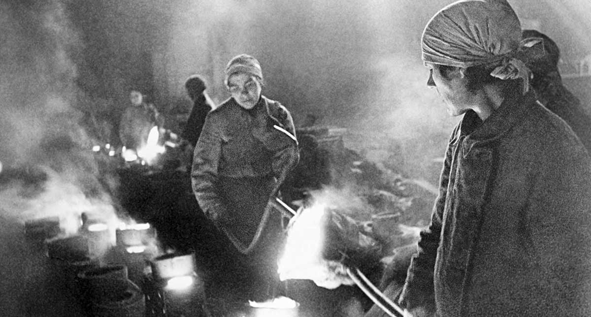 زنان کارگر شوروی در کارخانهای در لنینگراد، سال ۱۹۴۲. زنان کارگر شوروی در کارخانهای در لنینگراد، سال ۱۹۴۲.