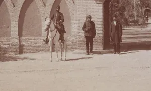 سربازان قاجاری جلوی در سفارت انگلیس؛ 140 سال قبل (عکس)