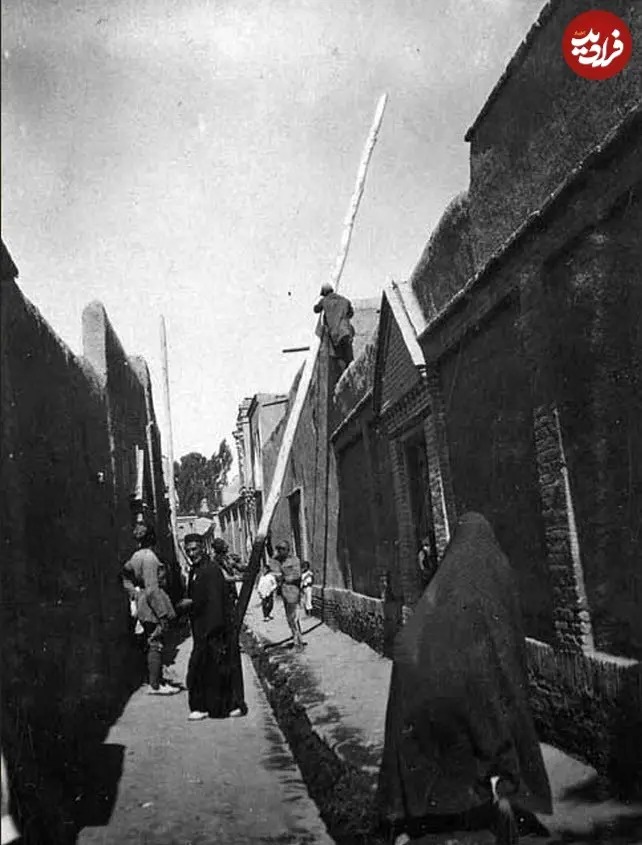 لحظه نصب تیربرق چوبی در یکی از محلات شهر تهران؛ سال 1310