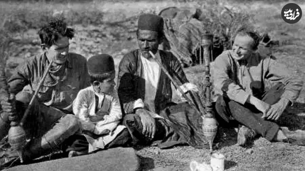 حیدرخان بختیاری و مهمان‌های خارجی‌اش در حال قلیان کشیدن؛ 101 سال قبل