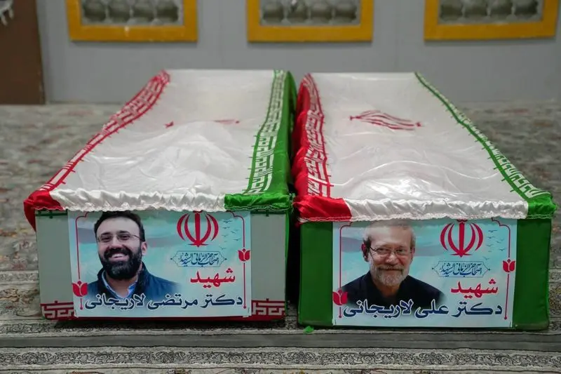تصویری از تابوت لاریجانی در کنار فرزندش