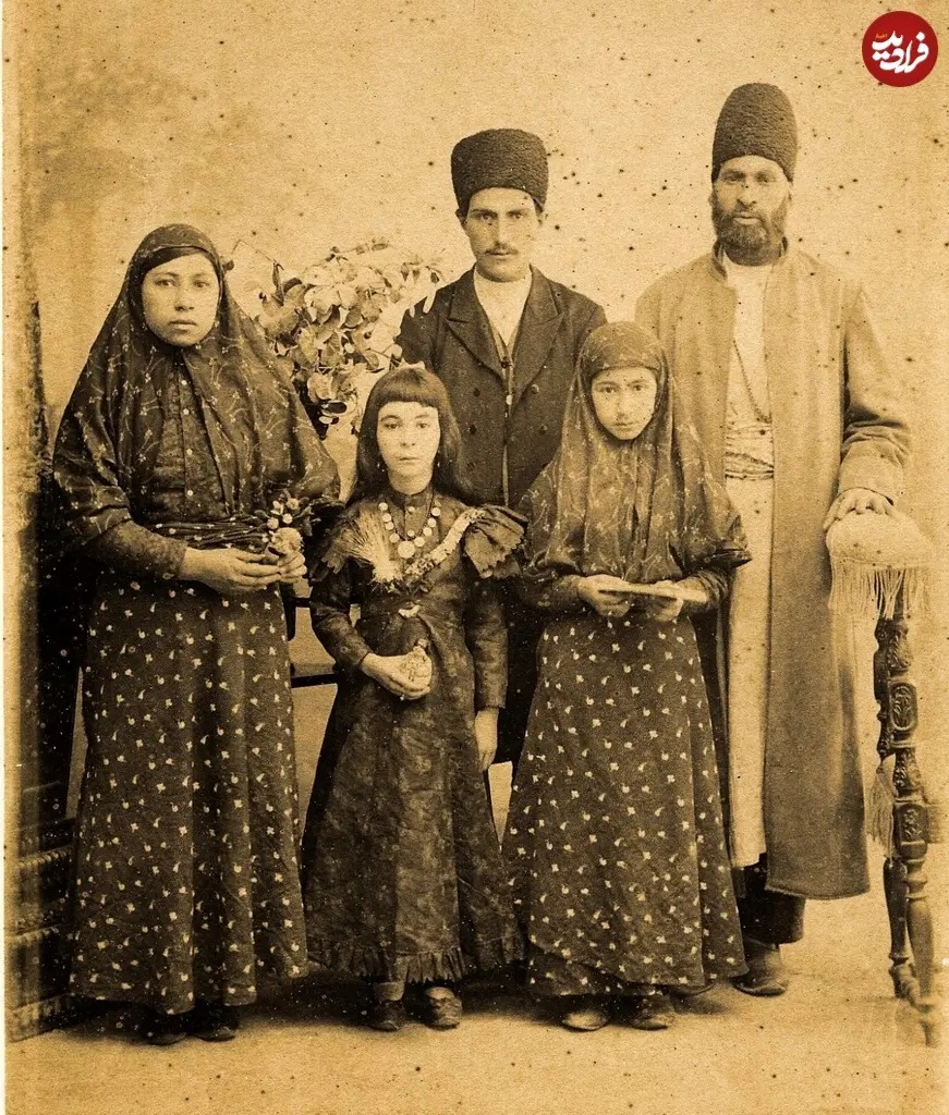 عکس آتلیه‌ای یک خانواده تهرانی در دوران قاجار