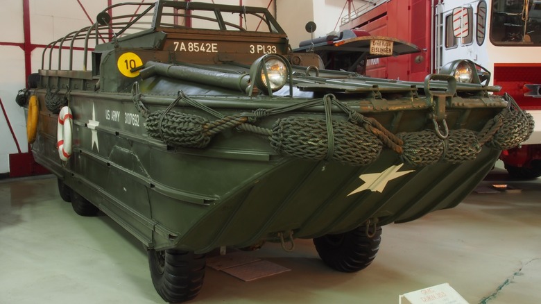 وسیله نقلیه دوزیست GMC DUKW وسیله نقلیه دوزیست GMC DUKW