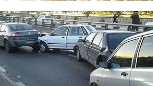 تصادف زنجیره‌ای در طرقبه با ۵ خودرو بدون مصدوم (فیلم)