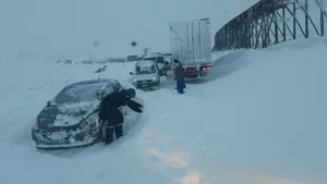 دفن ده‌ها خودرو در کولاک برف آرژانتین در استان کاتامارکا
