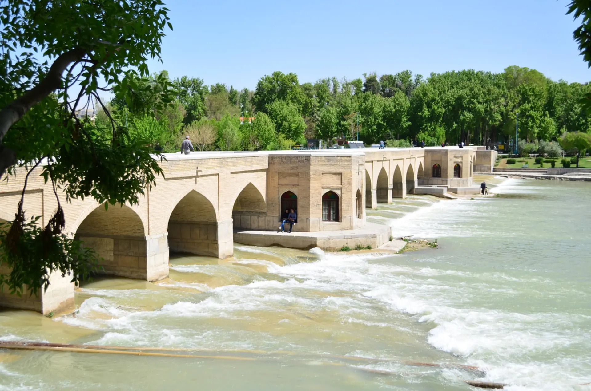 پل تاریخی جوبی در اصفهان، روی زایندهرود بنا شده است. پل تاریخی جوبی در اصفهان، روی زایندهرود بنا شده است.
