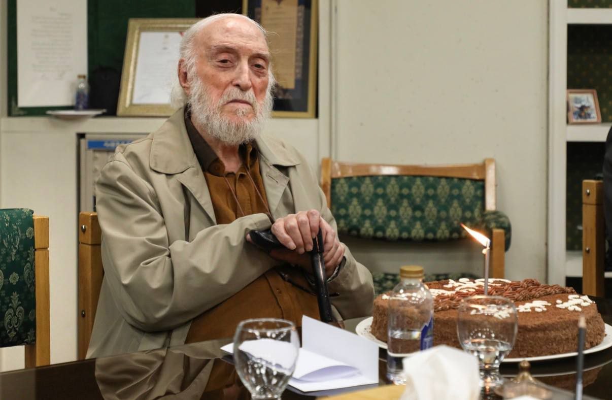 ۹ نکته به بهانهٔ‌ کیک ۹۰ سالگی «آقای هرمنوتیک»