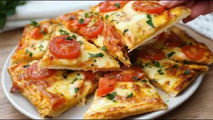 طرز تهیه پیتزای سیب‌زمینی رنده‌شده با پنیر و گوجه؛ سریع و آسان