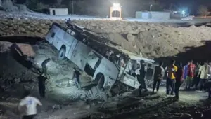 واژگونی اتوبوس کارگران معدن همکار در کرمان؛ ۱۶ نفر مصدوم شدند