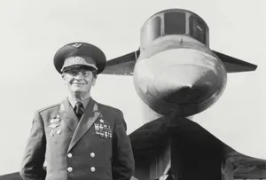 ولادیمیر ایلیوشین خلبان سرشناس روس در کنار غولش؛ سوخو سوتکا (+عکس)