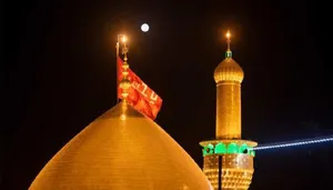 مراسم تعویض پرچم گنبد مطهر امام حسین در شب اول محرم