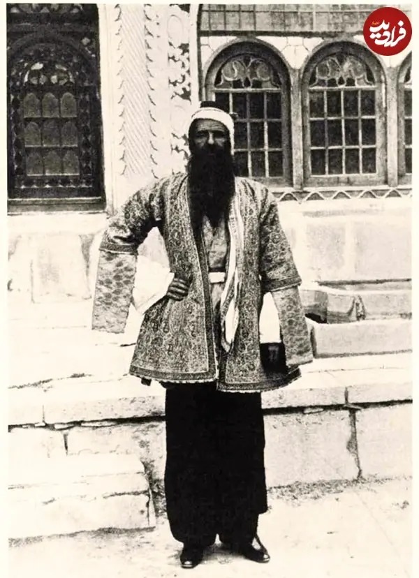 «حسینقلی‌خان ابوقداره» والی پشتکوه با لباسی خاص؛ دهه 1260(عکس)