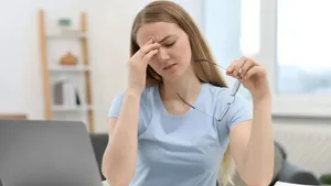 درد یک‌طرفه چشم را جدی بگیرید؛ ۵ علامت هشدار از نگاه چشم‌پزشکان