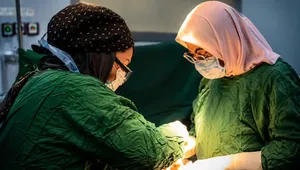 عمل جراحی موفقیت‌آمیز خارج‌سازی توده ۴۰۰ گرمی در سنندج