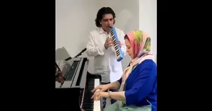 پیانونوازی مهراوه شریفی‌نیا با همکاری سامان احتشامی