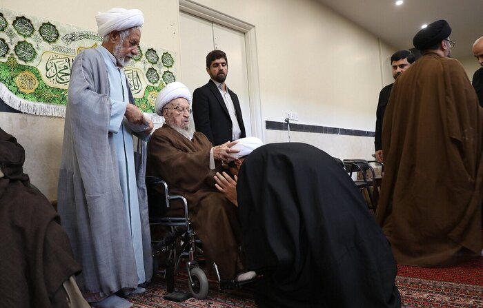 مراسم عمامه‌گذاری طلاب در قم با حضور آیت الله مکارم شیرازی