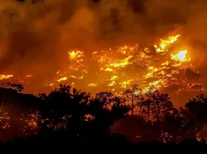 تصاویر آخر الزمانی از آتش‌سوزی جنگل‌ها در یونان