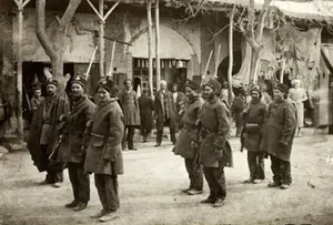 «سربازان پابرهنه» و فرمانده انگلیسی‌شان در همدان؛ سال 1297 (عکس)