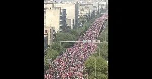 نمایی از پل کالج در خیابان انقلاب اسلامی؛ مراسم تشییع پیکر مطهر «آقای شهید ایران»
