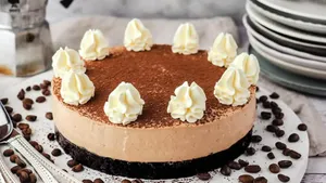 طرز تهیه کیک نسکافه کافی شاپی؛ با روکش سس کاراملی پنیری