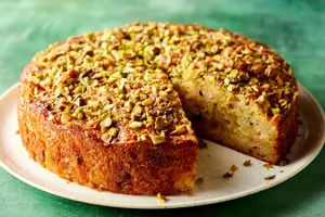 طرز تهیه کیک باقلوا شربتی؛ دسری خوشمزه با عطر هل و گلاب