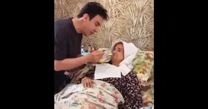 عمو پورنگ در غم از دست دادن مادر به سوگ نشست