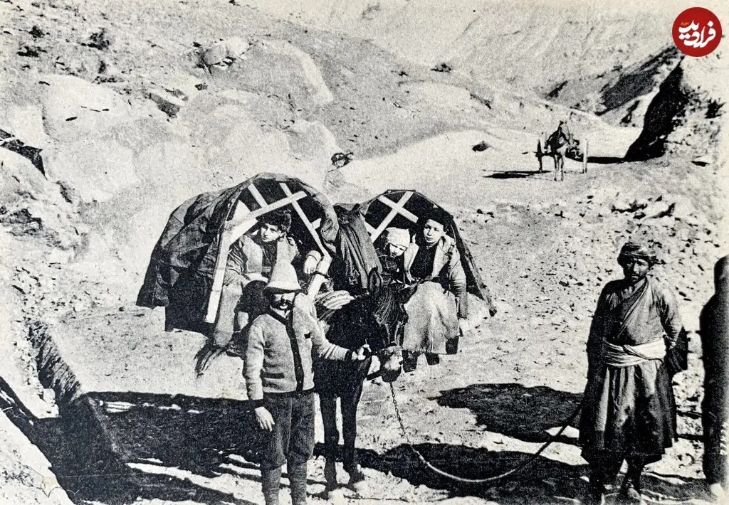 یک اروپایی با «کجاوه» در یکی از جاده‌های ایران در دوران قاجار