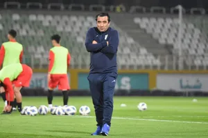 اخراج خداداد عزیزی از کنار زمین در مقابل گل گهر