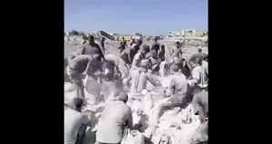 تصاویر تلخ از تلاش مردم غزه برای جمع‌آوری آرد مخلوط‌شده با خاک