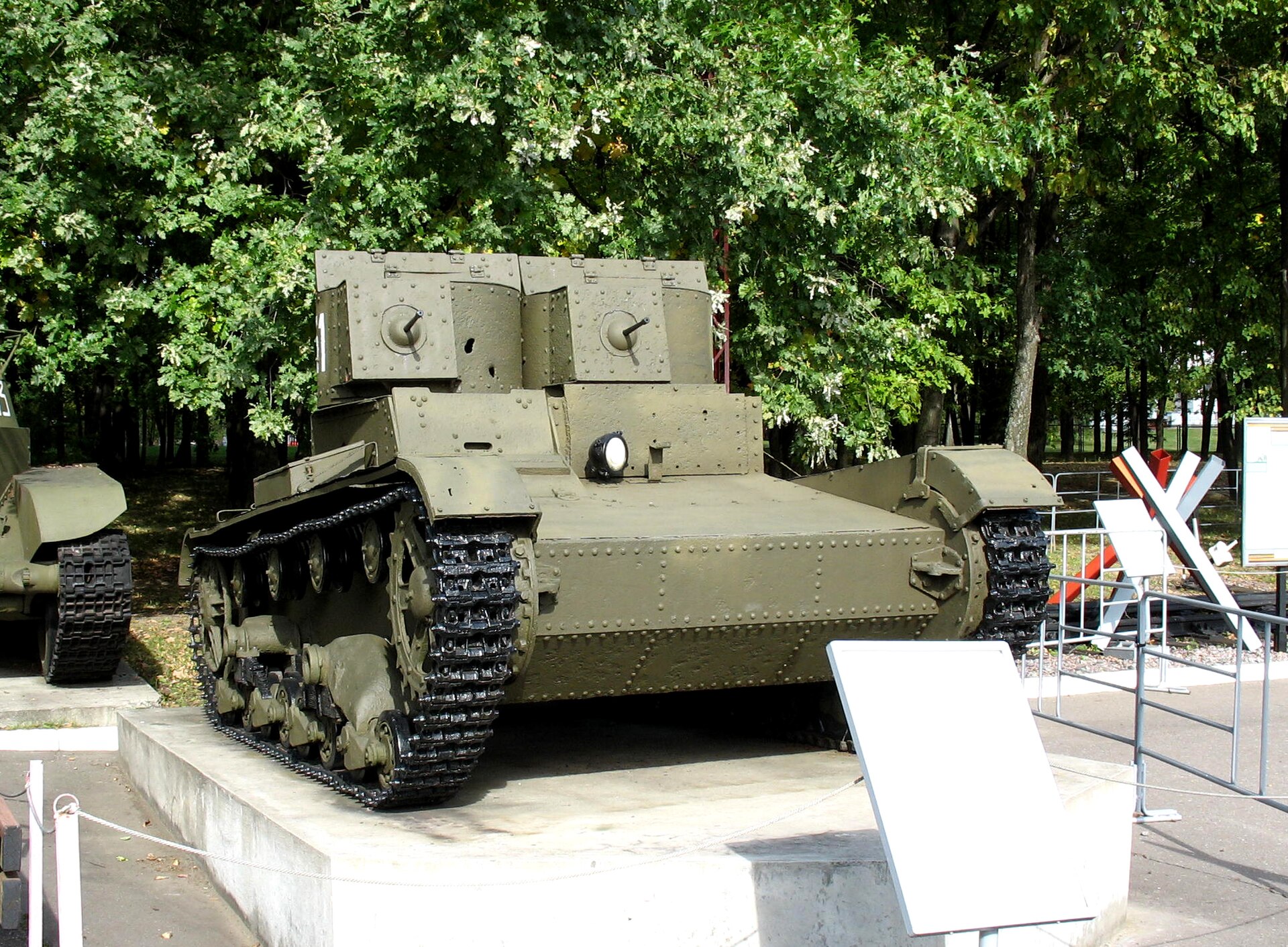 T-26 مدل 1931 با بدنه و برجک های پرچ شده. موزه مرکزی جنگ بزرگ میهنی در مسکو، روسیه. سال 2008. T-26 مدل 1931 با بدنه و برجک های پرچ شده. موزه مرکزی جنگ بزرگ میهنی در مسکو، روسیه. سال 2008.
