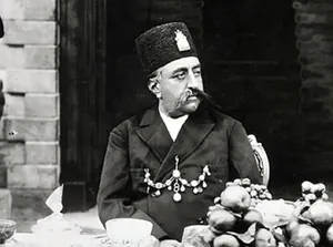 کارت‌پستالی خاص از تصویر مظفرالدین‌شاه قاجار و اطرافیانش (عکس)