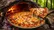 طرز تهیه پیتزای هیزمی در تنور دست‌ساز جنگلی