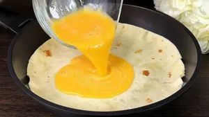 طرز تهیه پیتای شکم‌پر با تخم مرغ، پنیر و سالامی در ماهیتابه