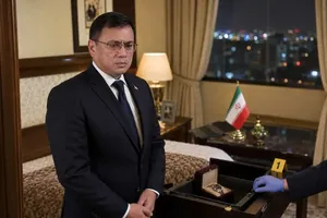 معمای ۵۰۰ دلاری در خانه آقای سفیر؛ تأملی بر ارزش‌گذاری علم و معیشت دانشگاهی